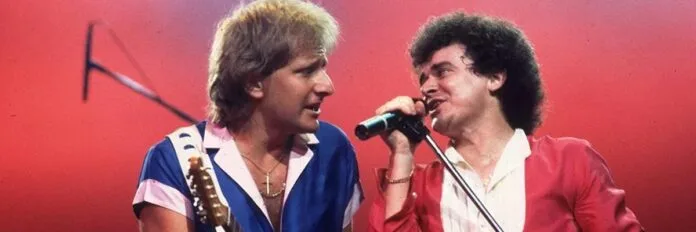 Air Supply durante apresentação de “Making Love Out of Nothing at All” nos anos 80