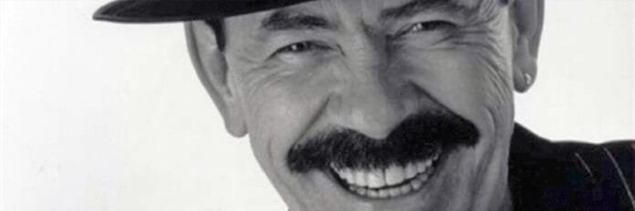 Scatman John cantando “Scatman”, hit dos anos 90