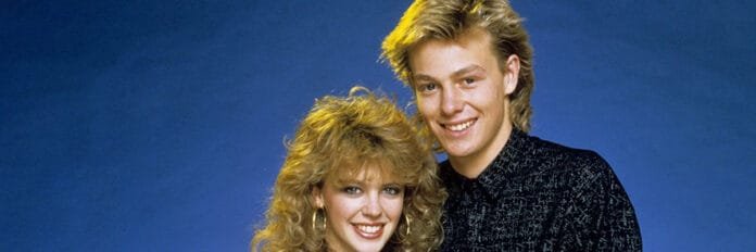 Kylie Minogue e Jason Donovan abraçados em 1988.