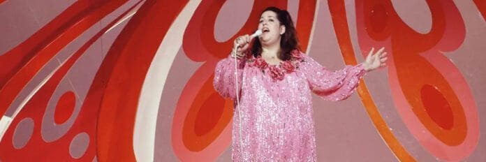 A cantora Mama Cass Elliot durante a promoção de sua carreira solo no final dos anos 60.
