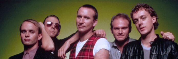 A banda Men at Work reunida durante a fase do álbum Cargo em 1983.