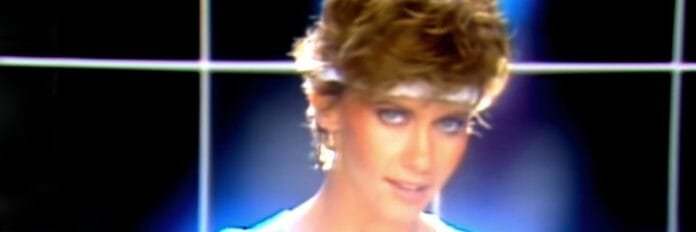 Olivia Newton-John com a icônica faixa na cabeça para o single Physical de 1981