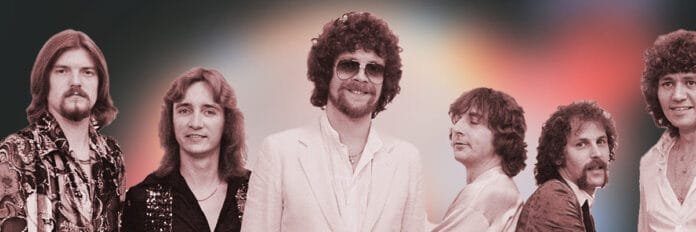 A banda Electric Light Orchestra tocando com Jeff Lynne no palco na virada da década de 1970 para 1980.