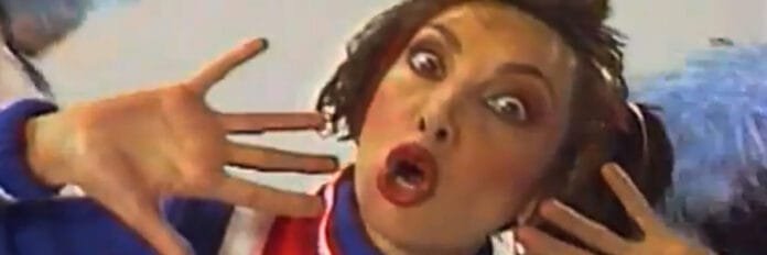 Toni Basil vestida de líder de torcida no clipe da música Mickey de 1981