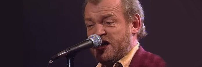 Joe Cocker cantando durante show na década de 80.