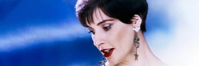 A cantora irlandesa Enya com um olhar sereno durante a gravação do videoclipe no início dos anos 90.