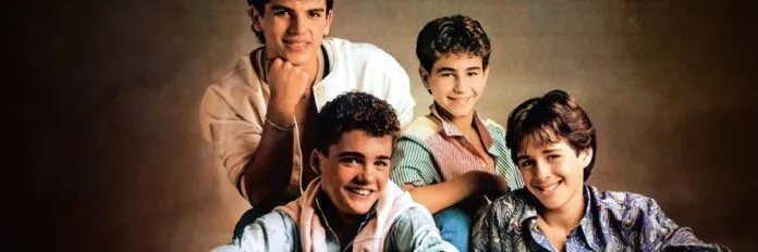 Os quatro integrantes originais do grupo Dominó posando sorridentes para uma foto promocional no ano de 1985.
