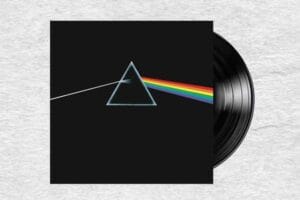 Vinil The Dark Side of the Moon (Pink Floyd) – Curadoria Eu Vivo no Repeat Disco de vinil do icônico álbum The Dark Side of the Moon da banda Pink Floyd rodando na vitrola.