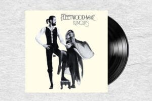 Vinil Rumours (Fleetwood Mac) – Curadoria Eu Vivo no Repeat Agulha do toca-discos reproduzindo o clássico vinil Rumours da banda Fleetwood Mac.