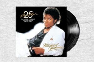 Vinil Thriller (Michael Jackson) – Curadoria Eu Vivo no Repeat Capa clássica e disco de vinil do álbum Thriller de Michael Jackson, ícone pop dos anos oitenta.