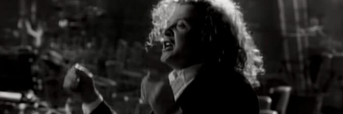 Mick Hucknall cantando no clipe da música If You Don't Know Me By Now do Simply Red no final dos anos oitenta.