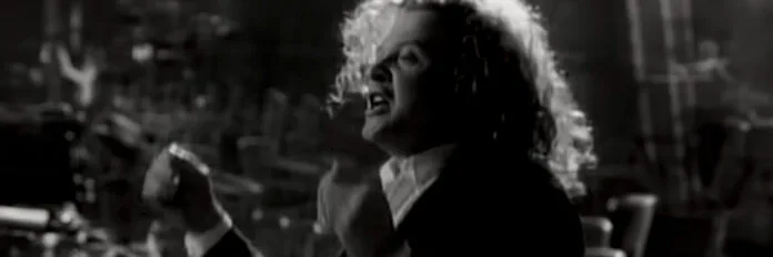 Mick Hucknall cantando no clipe da música If You Don't Know Me By Now do Simply Red no final dos anos oitenta.