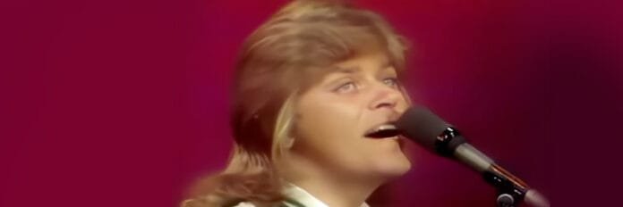 Peter Cetera, baixista e vocalista do Chicago, cantando nos anos 70.