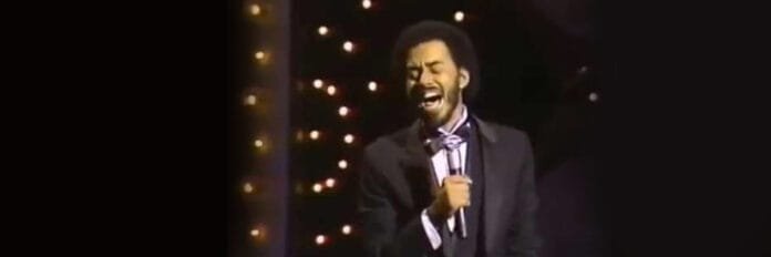 O cantor James Ingram a cantar com os olhos fechados e muita emoção ao microfone nos anos oitenta.