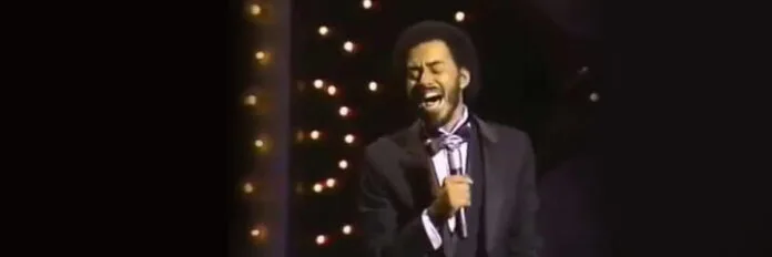 O cantor James Ingram a cantar com os olhos fechados e muita emoção ao microfone nos anos oitenta.
