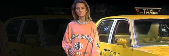 O fenômeno pop francês de Vanessa Paradis. Vanessa Paradis adolescente cantando encostada em um táxi amarelo no videoclipe de
