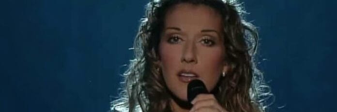 A cantora Celine Dion cantando com muita expressão e força no clipe de The Power of Love nos anos noventa.