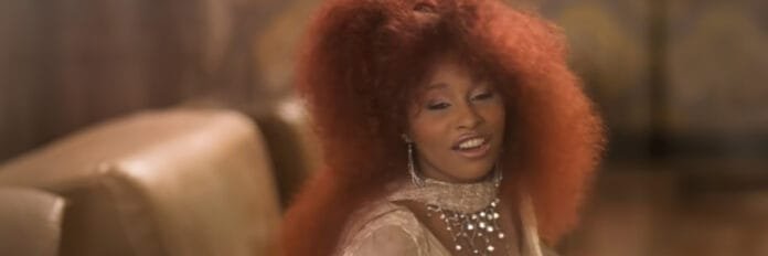Chaka Khan cantando de forma emocional nos anos oitenta.