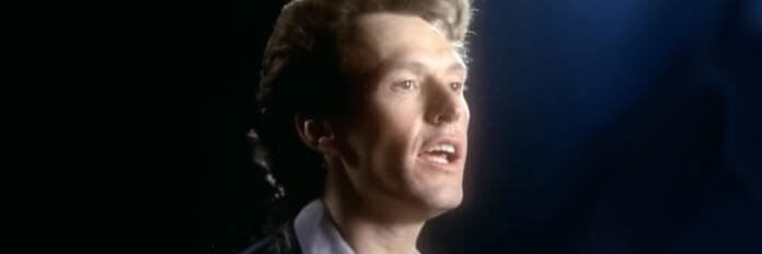 O resgate emocional de Steve Winwood. Steve Winwood cantando com muita emoção no clipe da música Valerie durante os anos oitenta.