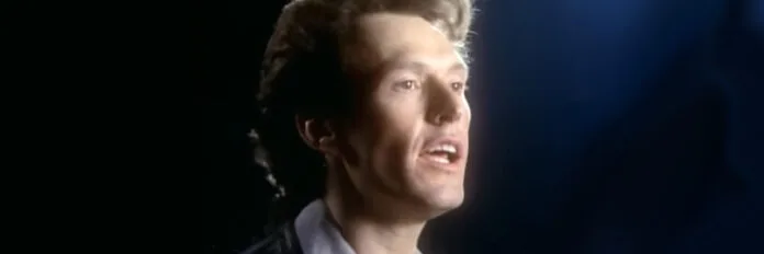 Steve Winwood cantando com muita emoção no clipe da música Valerie durante os anos oitenta.