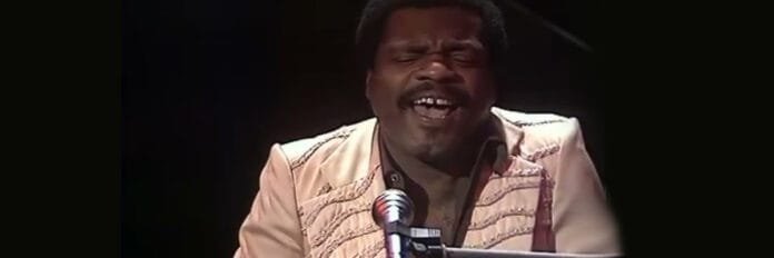 Billy Preston e a história da música I'm Never Gonna Say Goodbye O músico Billy Preston tocando piano e cantando com os olhos fechados durante uma apresentação emocionante nos anos 80.