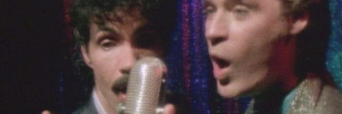A inspiração inusitada de Daryl Hall para compor os versos de One on One. Daryl Hall e John Oates vestindo roupas elegantes na época do lançamento do álbum H2O da RCA Records em 1982.