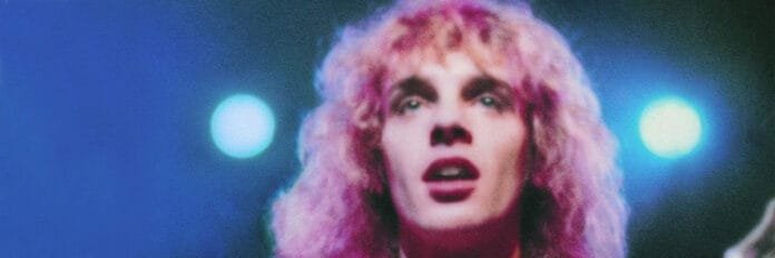 A captação de áudio ao vivo que salvou o sucesso de Baby, I Love Your Way. Peter Frampton tocando violão acústico no palco durante a gravação do álbum ao vivo Frampton Comes Alive em 1976.