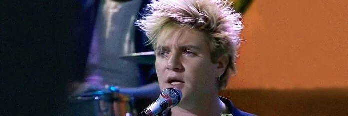 O desabafo intimista do Duran Duran. O vocalista Simon Le Bon cantando ao microfone com uma expressão profunda e serena durante a era Notorious nos anos oitenta.