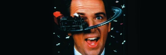 O cantor Peter Gabriel com o rosto cercado por animações em stop-motion no clássico videoclipe de Sledgehammer nos anos oitenta.