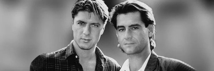 melancolia e sofisticação noturna que vieram da Suíça para o mundo. Kurt Maloo e Felix Haug do duo suíço Double com expressões serenas e roupas escuras em 1985.