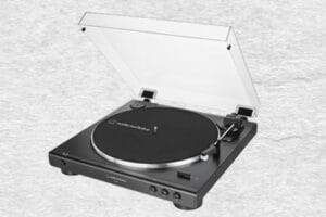 Toca-Discos Audio-Technica LP60X – Curadoria Eu Vivo no Repeat Toca-discos automático Audio-Technica LP60X em destaque, ideal para a reprodução de discos de vinil com proteção e alta fidelidade sonora.