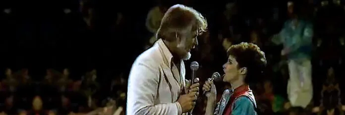 O cantor Kenny Rogers dividindo o microfone com Sheena Easton em uma apresentação emocionante nos anos oitenta.