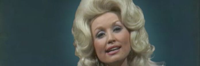A despedida sincera de Dolly Parton. A cantora Dolly Parton sorrindo suavemente enquanto canta nos anos setenta.