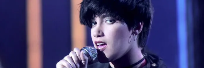 A emoção verdadeira da cantora Martika. A cantora Martika com expressão séria e sensível olhando para a câmera durante as gravações do videoclipe de Toy Soldiers.