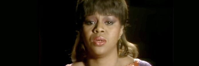 A cantora Deniece Williams cantando no videoclipe de 