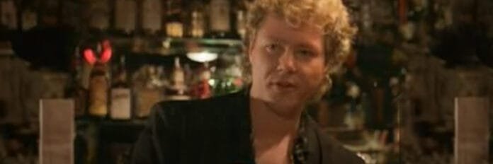 O talento de Dan Hartman em 1984. O cantor Dan Hartman vestido como barman no videoclipe de I Can Dream About You.