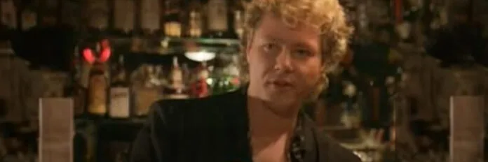 O cantor Dan Hartman vestido como barman no videoclipe de I Can Dream About You.