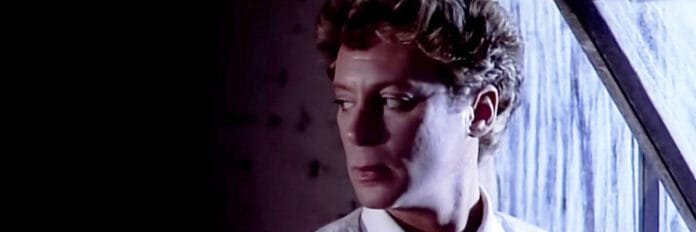 O cantor Eric Carmen em trecho do videoclipe de Hungry Eyes.