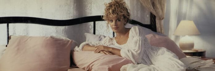 A música que os críticos odiaram e o público adorou — Kylie Minogue em 1988, época do lançamento do álbum Kylie, sorridente e com visual jovem característico da era Neighbours que conquistou o público britânico