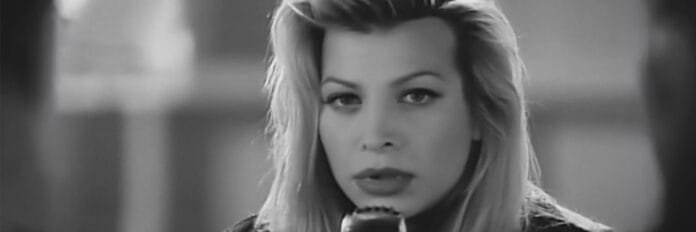 O significado de Taylor Dayne, cantora do hit Love Will Lead You Back, no videoclipe oficial da música