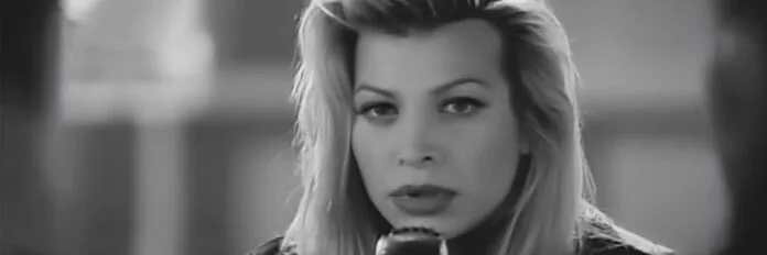 Taylor Dayne, cantora do hit Love Will Lead You Back, no videoclipe oficial da música