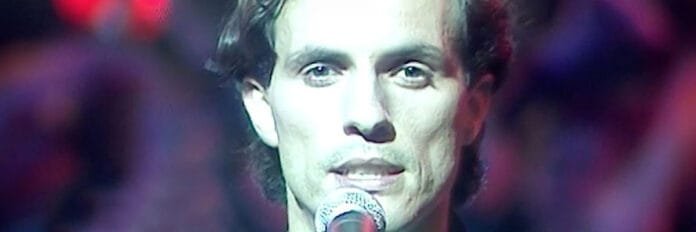 O cantor alemão Peter Schilling com sua estética oitentista de cabelo liso durante uma apresentação de Major Tom.
