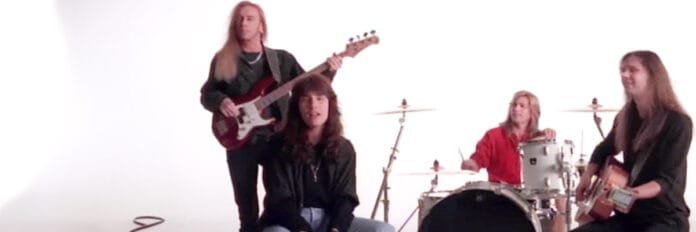 Os bastidores de Mr. Big em still do clipe de