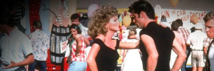 John Travolta e Olivia Newton-John em cena do filme Grease, 1978, na sequência final da música