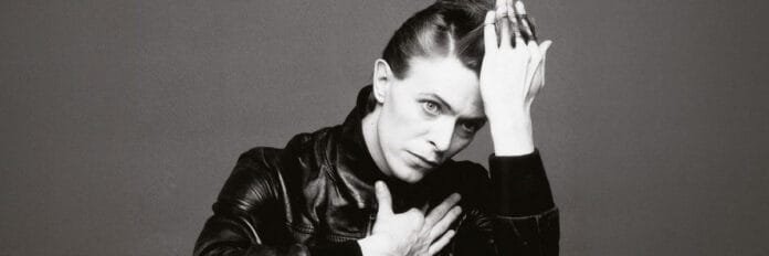 David Bowie em foto promocional na época do lançamento de 