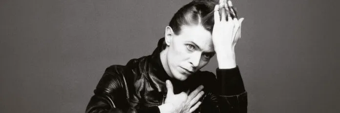 David Bowie em foto promocional na época do lançamento de