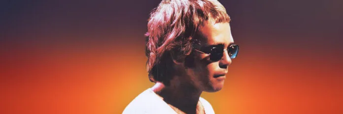 Elton John, nos anos 70, em foto promocional, na época do lançamento de 